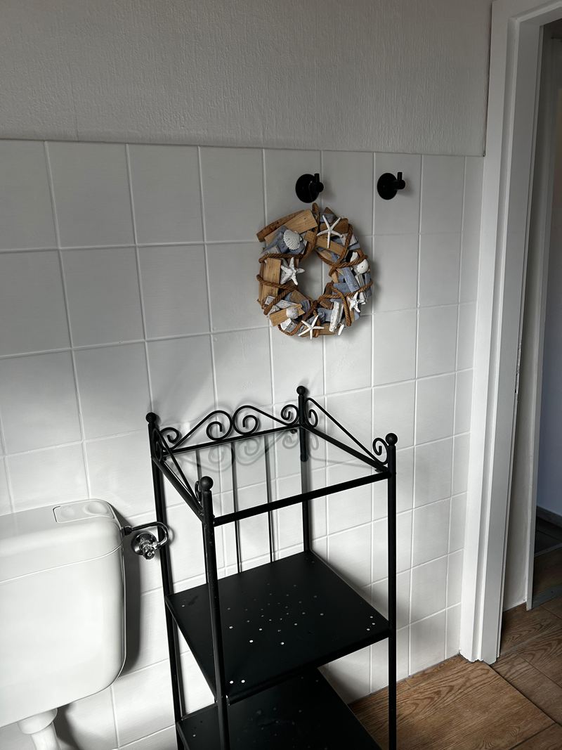 Bad mit WC und Metallregal in der Ferienwohnung Lilit