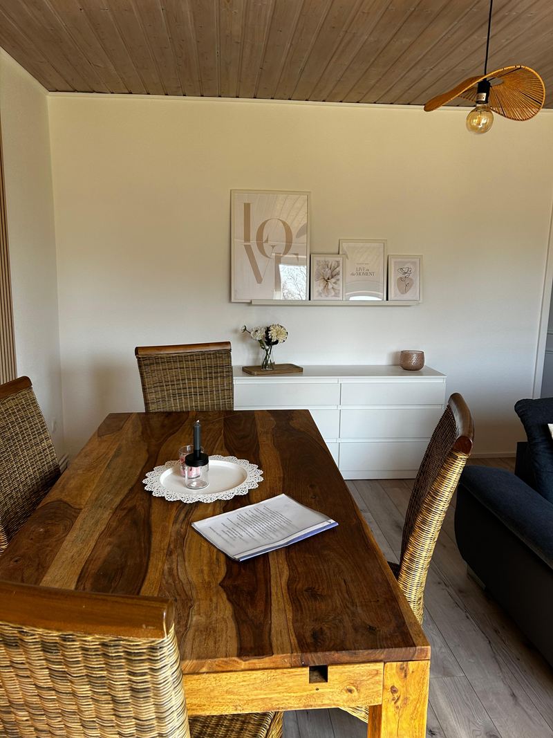 Massiver Holzesstisch mit Stühlen in der Ferienwohnung Lilit