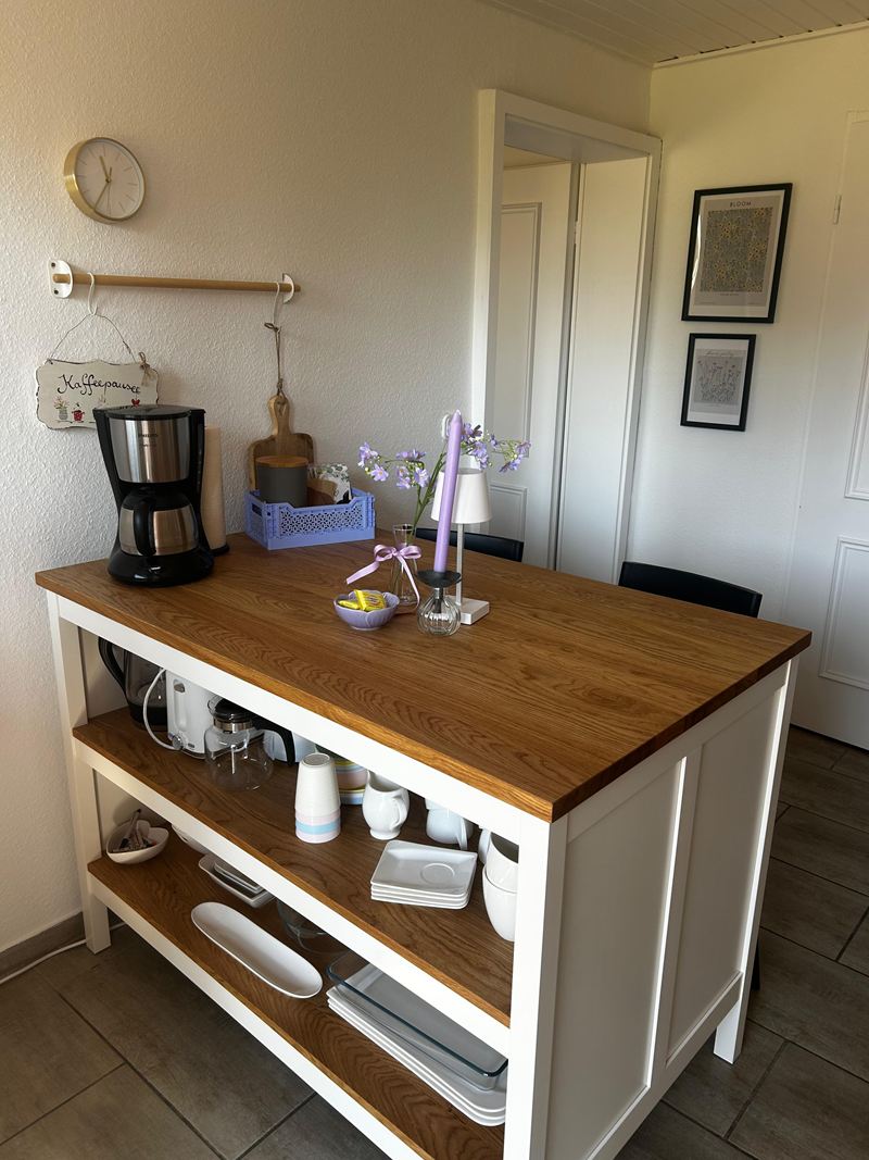 Kücheninsel mit Kaffeemaschine in der Ferienwohnung Lilit