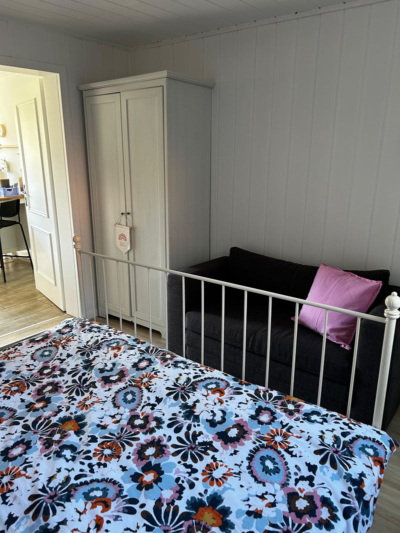 Schlafzimmer mit Metallbett und Kleiderschrank in der Ferienwohnung Lilit