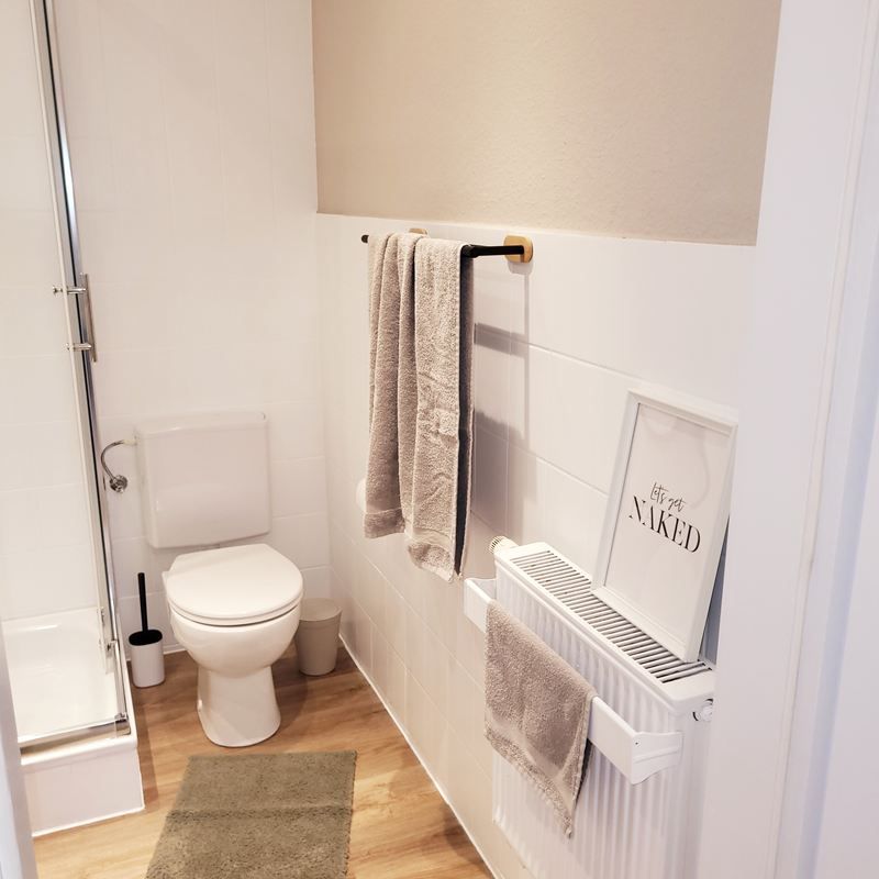 Badezimmer mit WC und Heizkörper in der Ferienwohnung Lotta