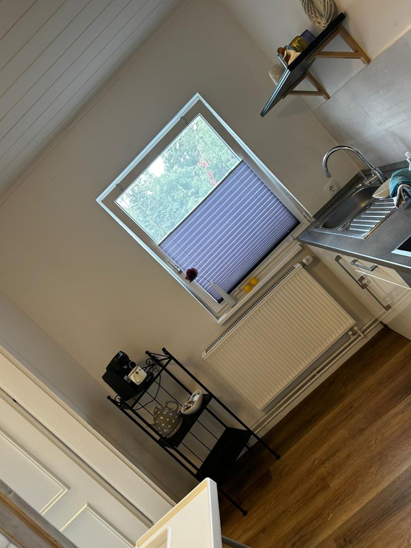 Blick in die Küche mit Fenster in der Ferienwohnung Lotta