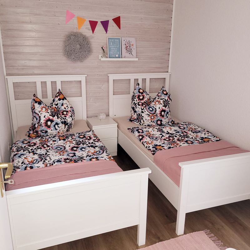 Schlafzimmer mit zwei Einzelbetten in der Ferienwohnung Lotta