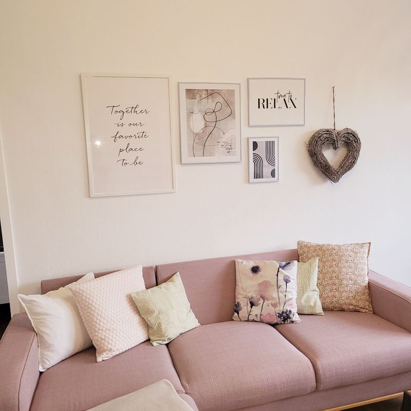 Rosafarbenes Sofa mit Kissen im Wohnzimmer der Ferienwohnung Lotta