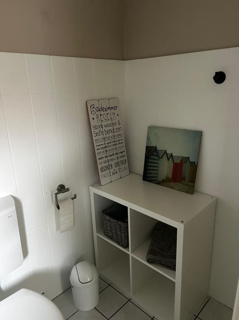 Bad mit Regal und Bildern in der Ferienwohnung Luuk