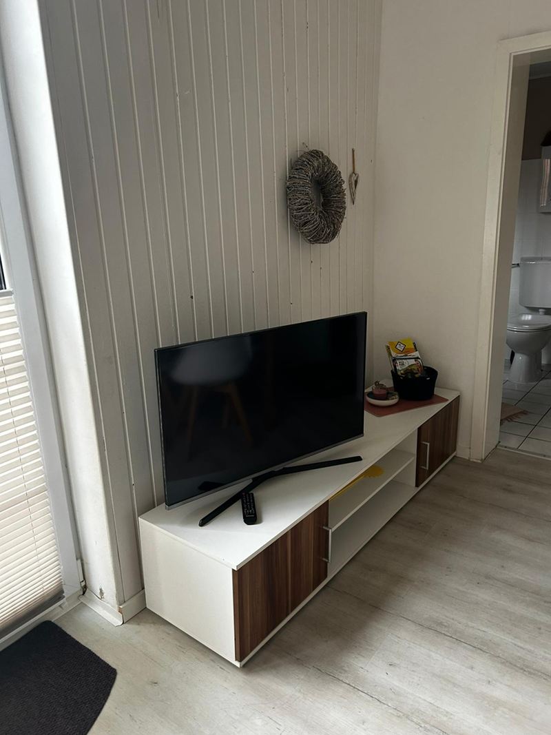 Fernseher auf dem Lowboard im Wohnzimmer der Ferienwohnung Luuk