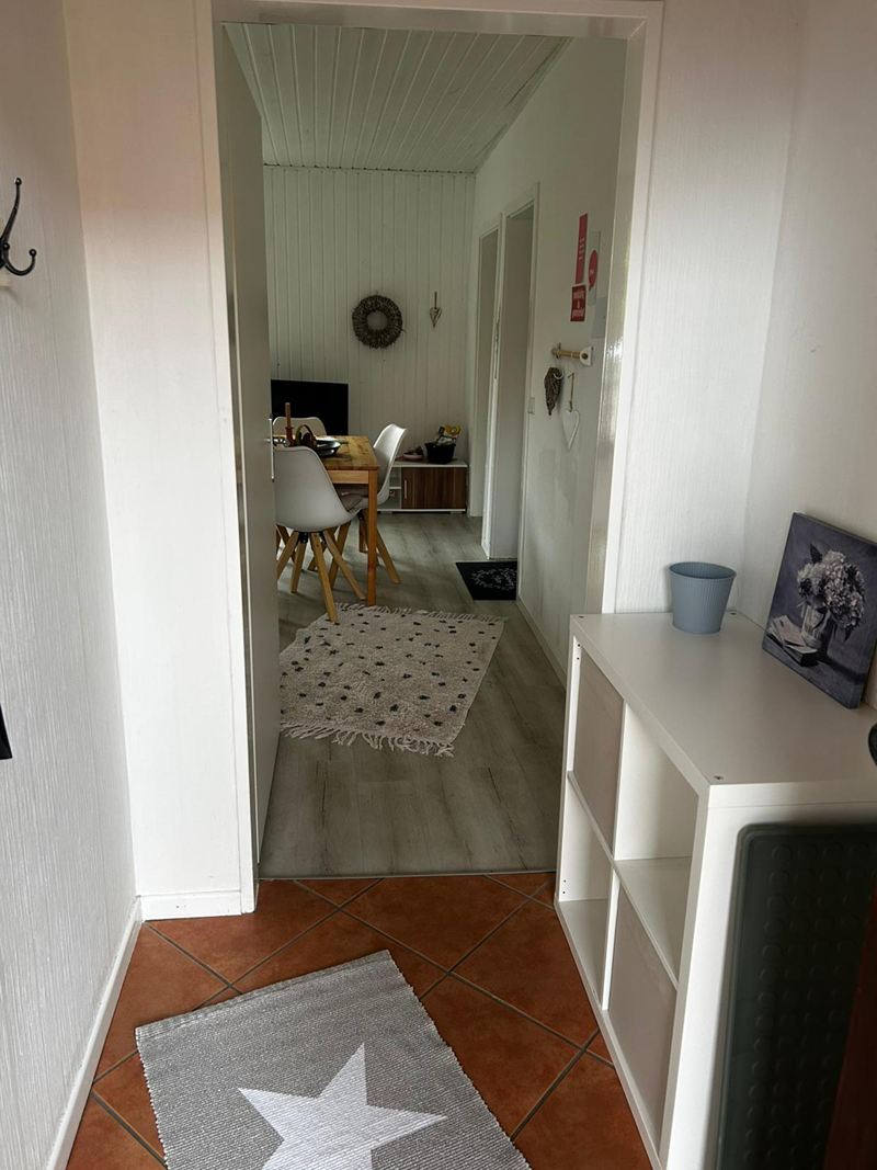 Flur mit Blick in den Wohn- und Essbereich der Ferienwohnung Luuk