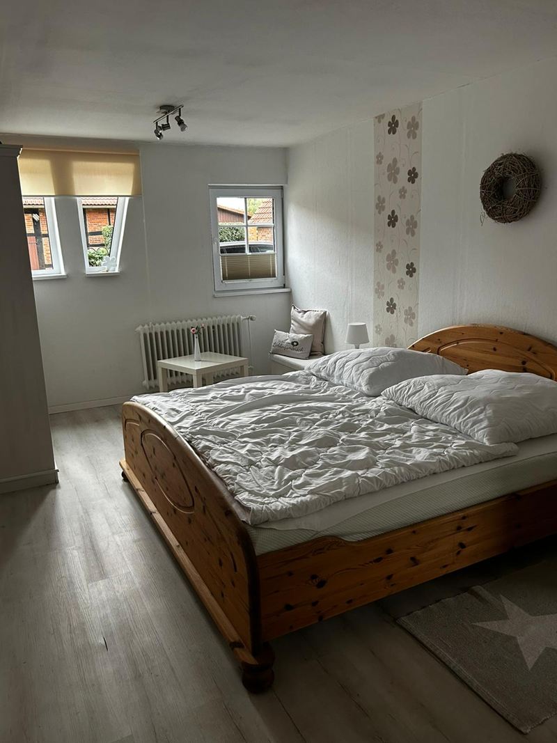 Schlafzimmer mit Ehebett aus Holz in der Ferienwohnung Luuk