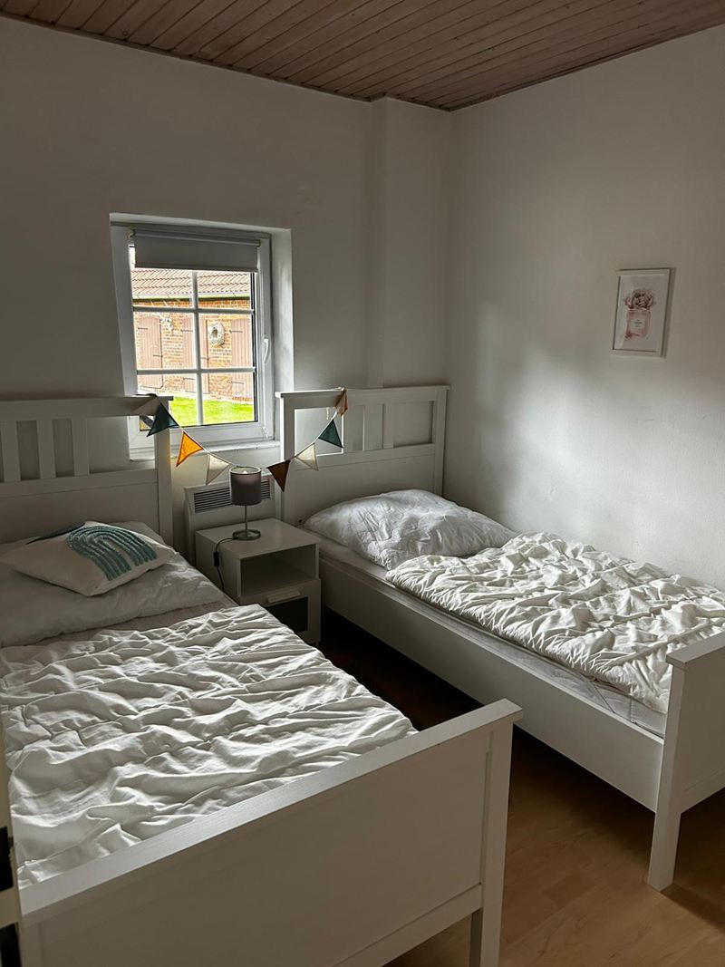 Schlafzimmer mit zwei Einzelbetten in der Ferienwohnung Luuk