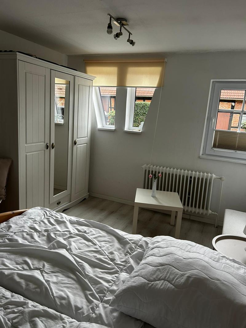 Schlafzimmer mit Kleiderschrank in der Ferienwohnung Luuk