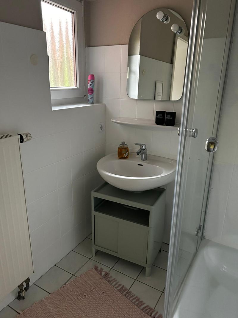Waschbecken mit Spiegel im Bad der Ferienwohnung Luuk